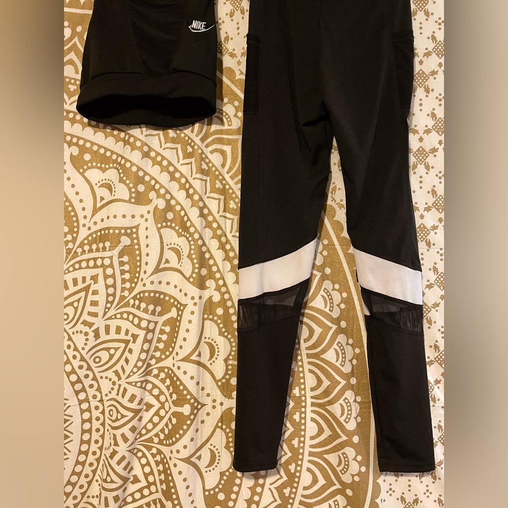 Nike sports bra and leggings workout set. New without tags size small.